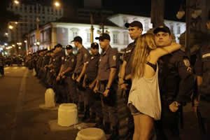 21jun13-abraco-policial.3