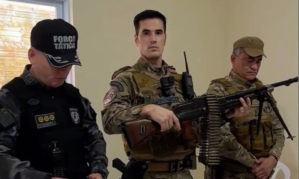 Delegado Matheus Zanatta segura arma de fogo capaz de derrubar aeronave