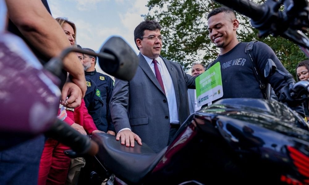 Governador do Piauí, Rafael Fonteles, entrega aos proprietários veículos roubados que foram recuperados