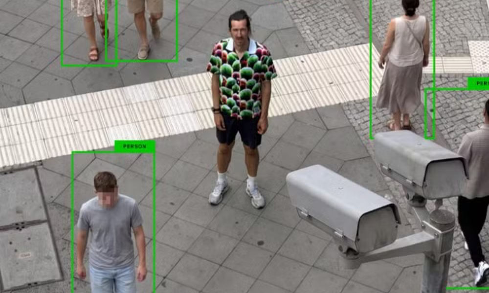 Designer Simon Weckert criou camisa capaz de esconder pessoas de câmeras de vigilância com IA