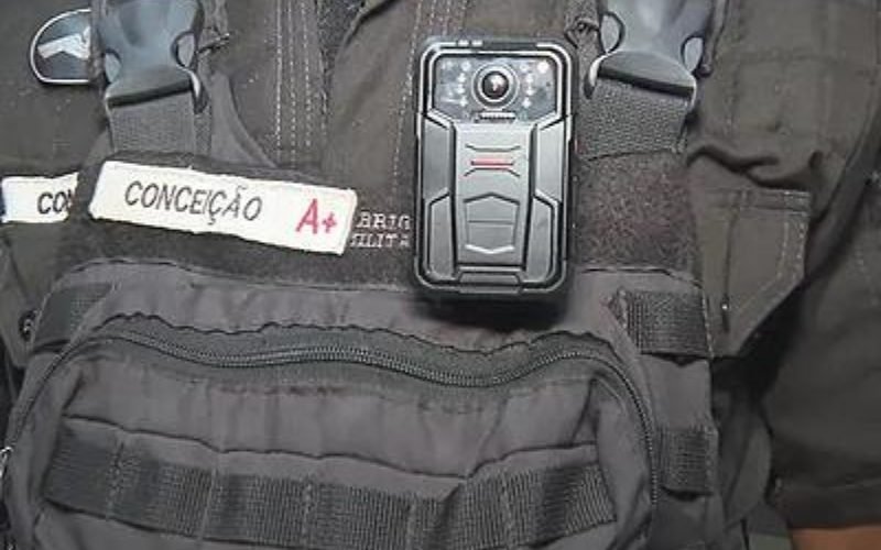 Policial fardado identificado de forma parcial necessitando de atos