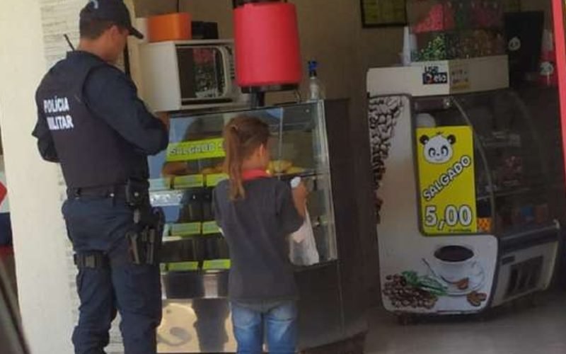 POLICIAL MILITAR PAGA COMIDA PARA CRIANÇA COM FOME